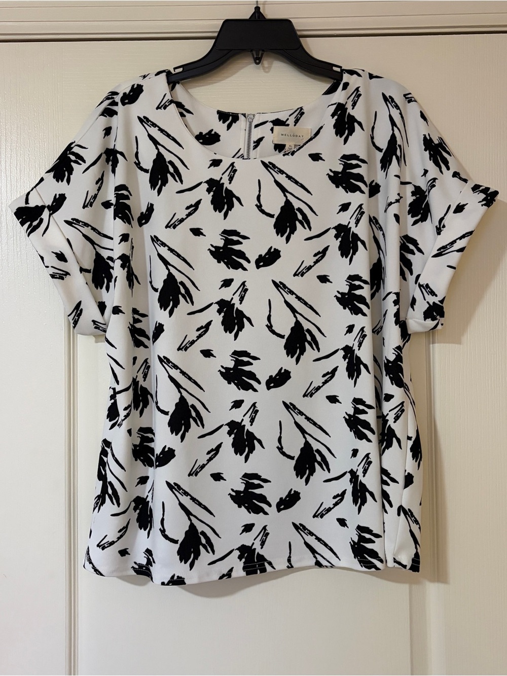 MELLODAY Black & Off White Floral Print Short Sleeve Top